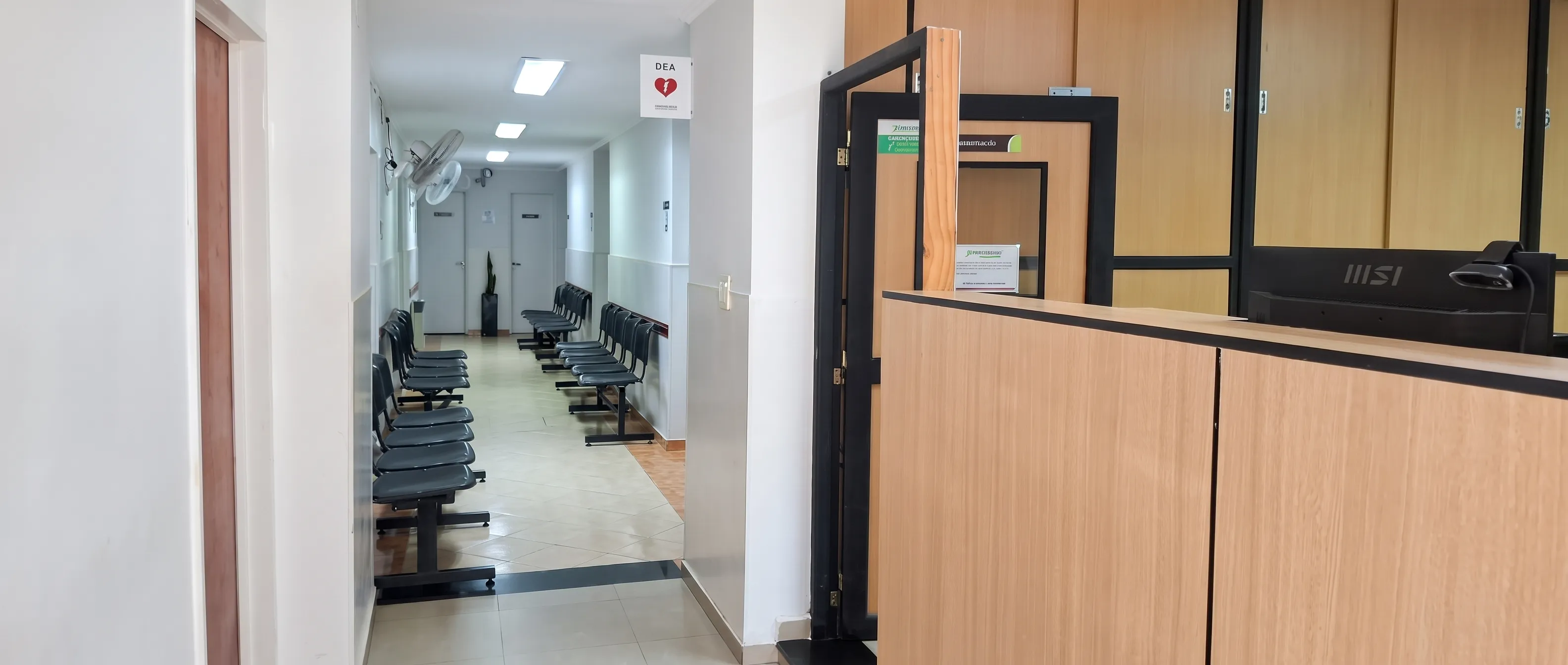 Recepción de Servilab: el mostrador y el pasillo con sillas de espera